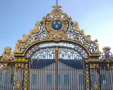 PXL061 la grille de l'Hôtel-Dieu (1760, par Pierre Delphin, maître-serrurier de Paris)
